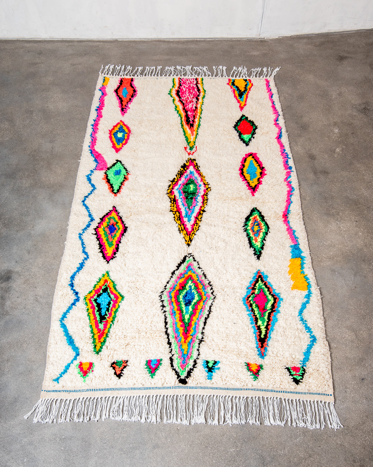 Modern designer handcrafted Berber rug from Morocco. Azilal rug with beautiful colors and patterns. Made of sheep’s wool and colourful cotton.